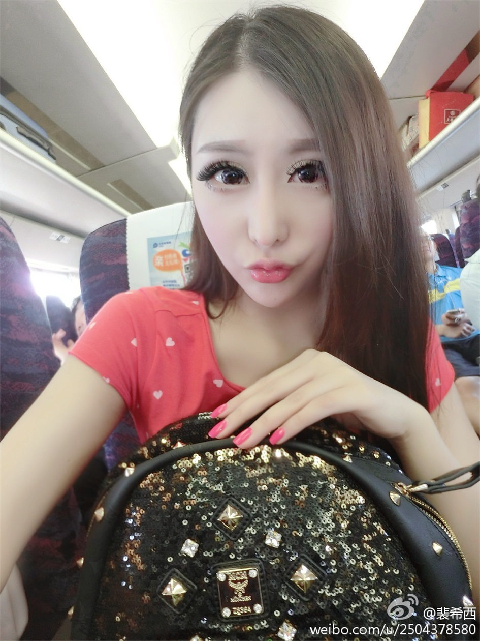 裴希西 性感小美女酥胸美乳自拍图片