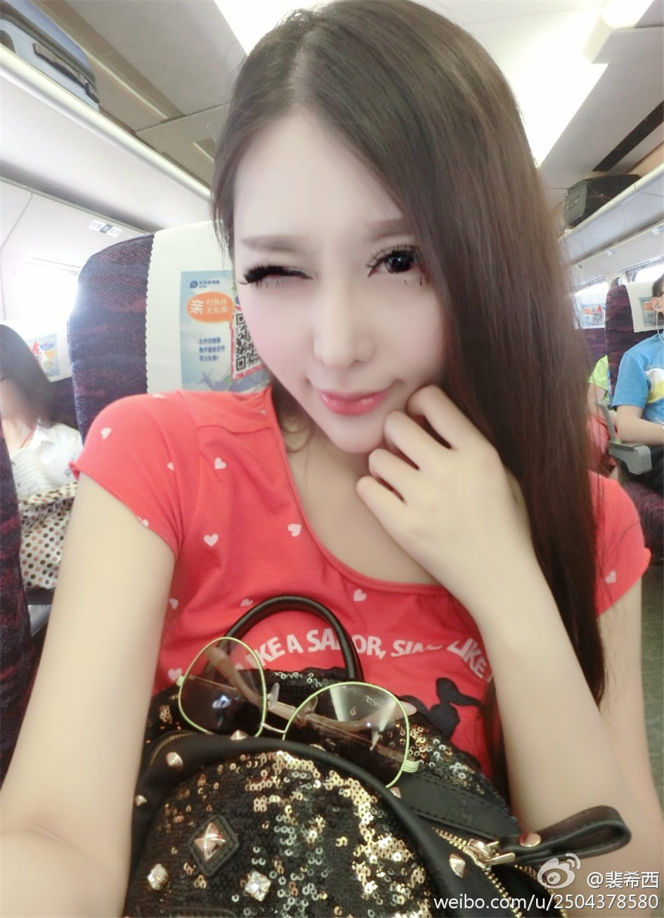 裴希西 性感小美女酥胸美乳自拍图片
