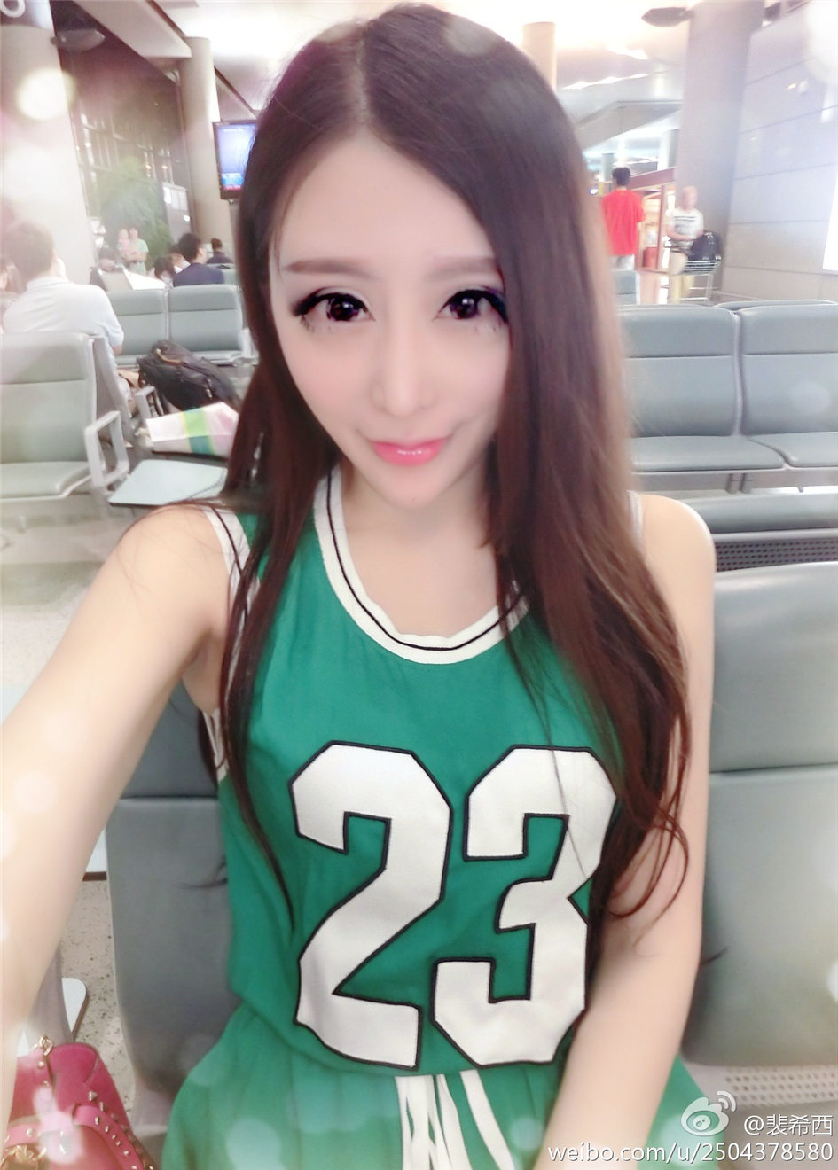 裴希西 性感小美女酥胸美乳自拍图片