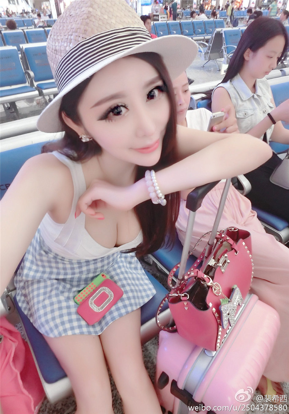 裴希西 性感小美女酥胸美乳自拍图片