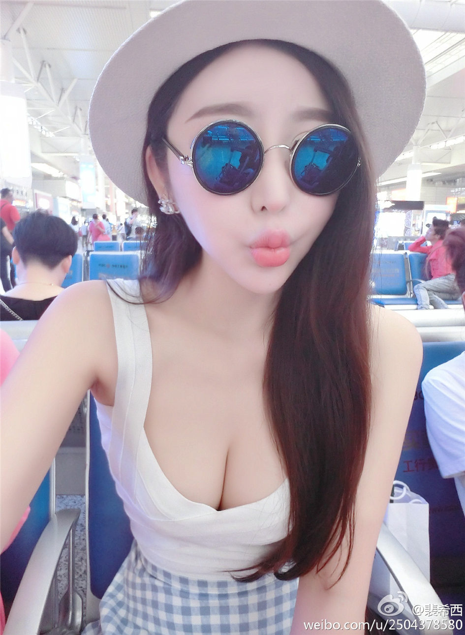 裴希西 性感小美女酥胸美乳自拍图片