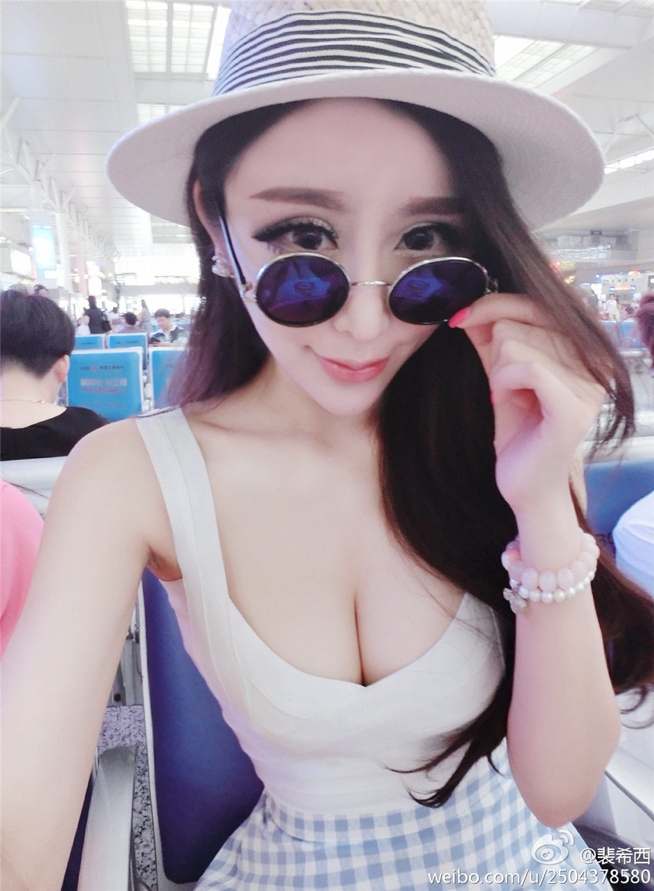 裴希西 性感小美女酥胸美乳自拍图片