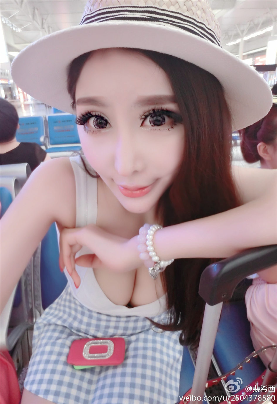 裴希西 性感小美女酥胸美乳自拍图片