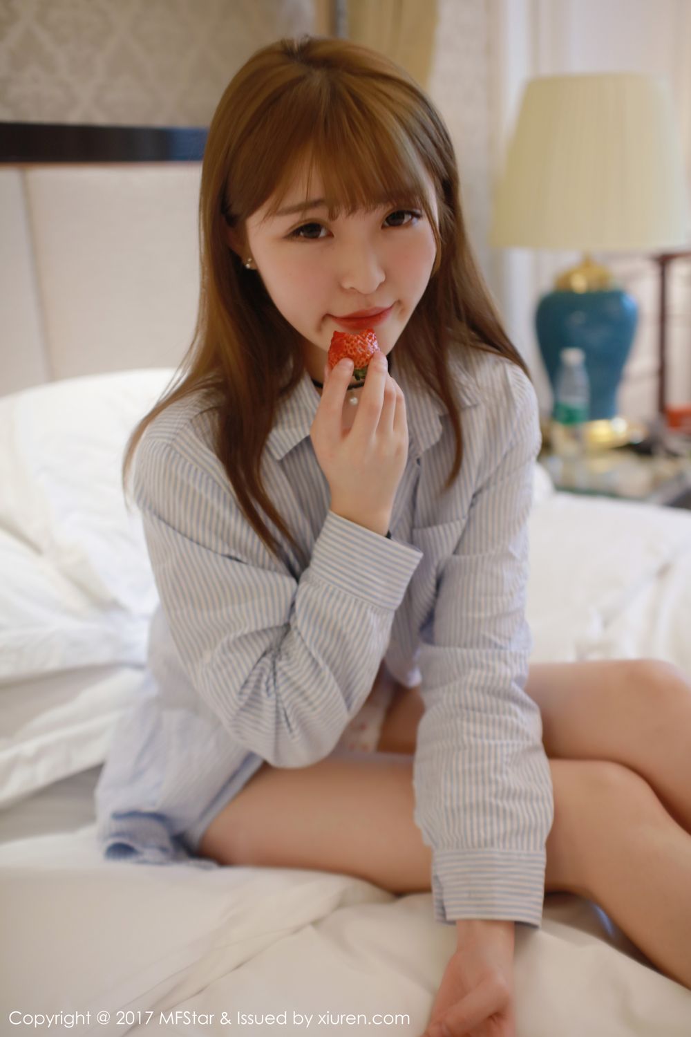 萝莉美女伊小七MoMo 楚楚可怜地吃草莓