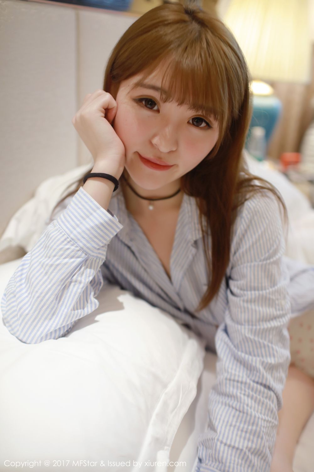 萝莉美女伊小七MoMo 楚楚可怜地吃草莓
