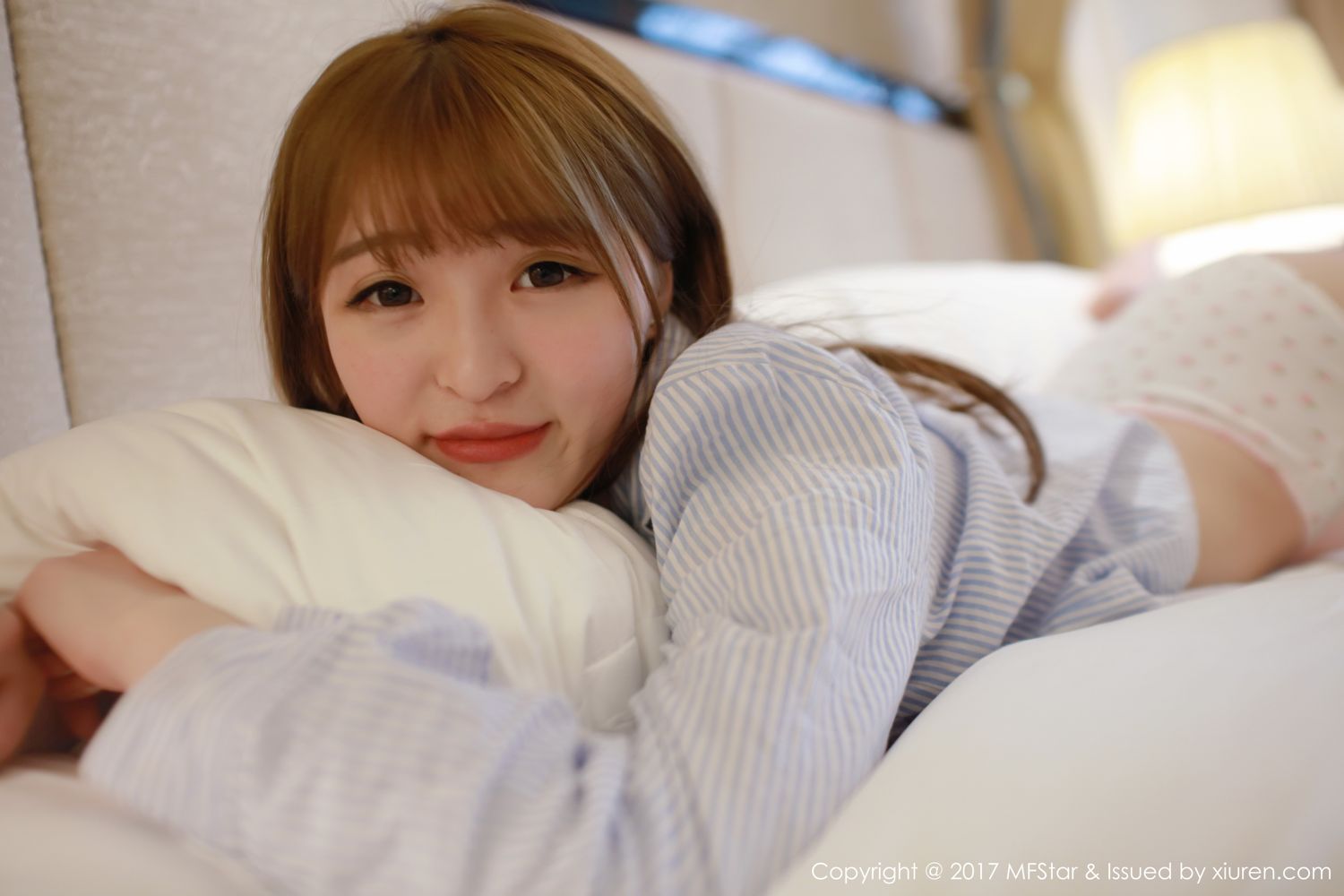 萝莉美女伊小七MoMo 楚楚可怜地吃草莓
