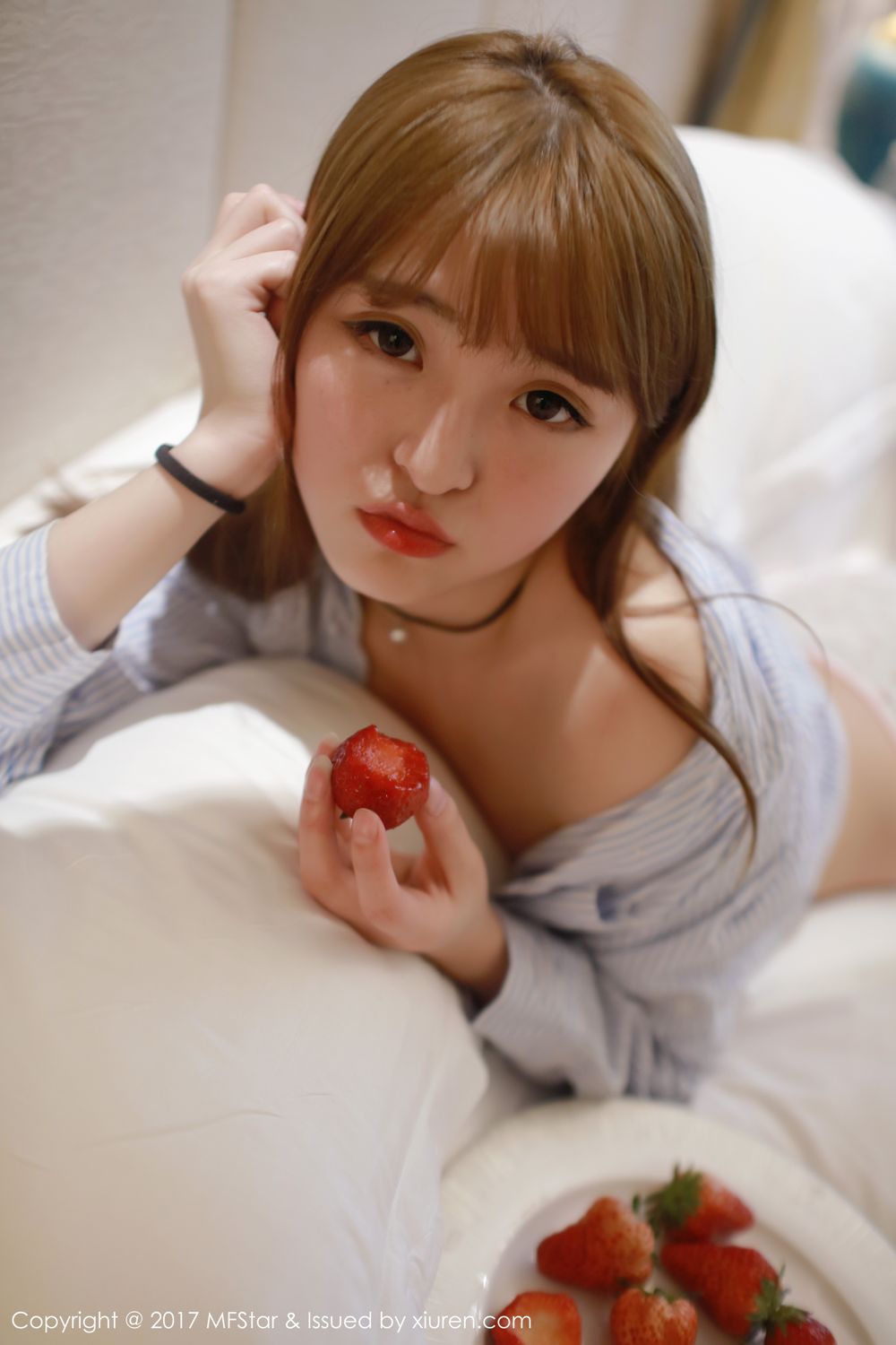 萝莉美女伊小七MoMo 楚楚可怜地吃草莓
