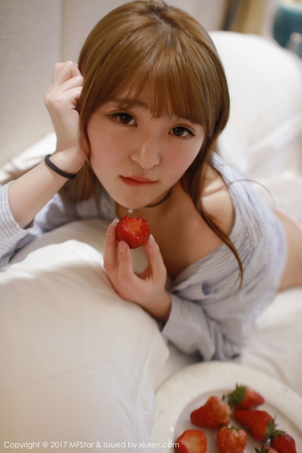 萝莉美女伊小七MoMo 楚楚可怜地吃草莓