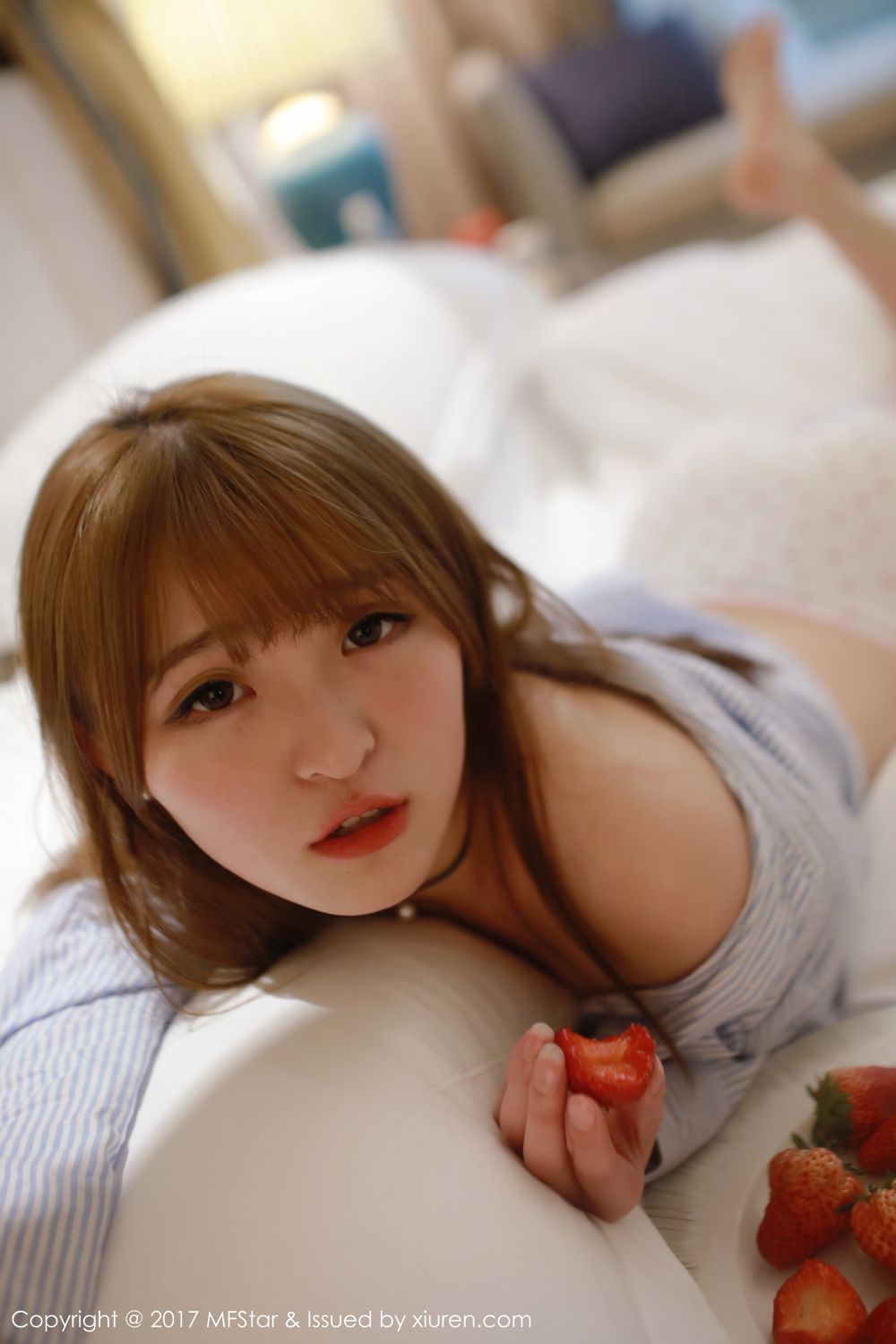 萝莉美女伊小七MoMo 楚楚可怜地吃草莓