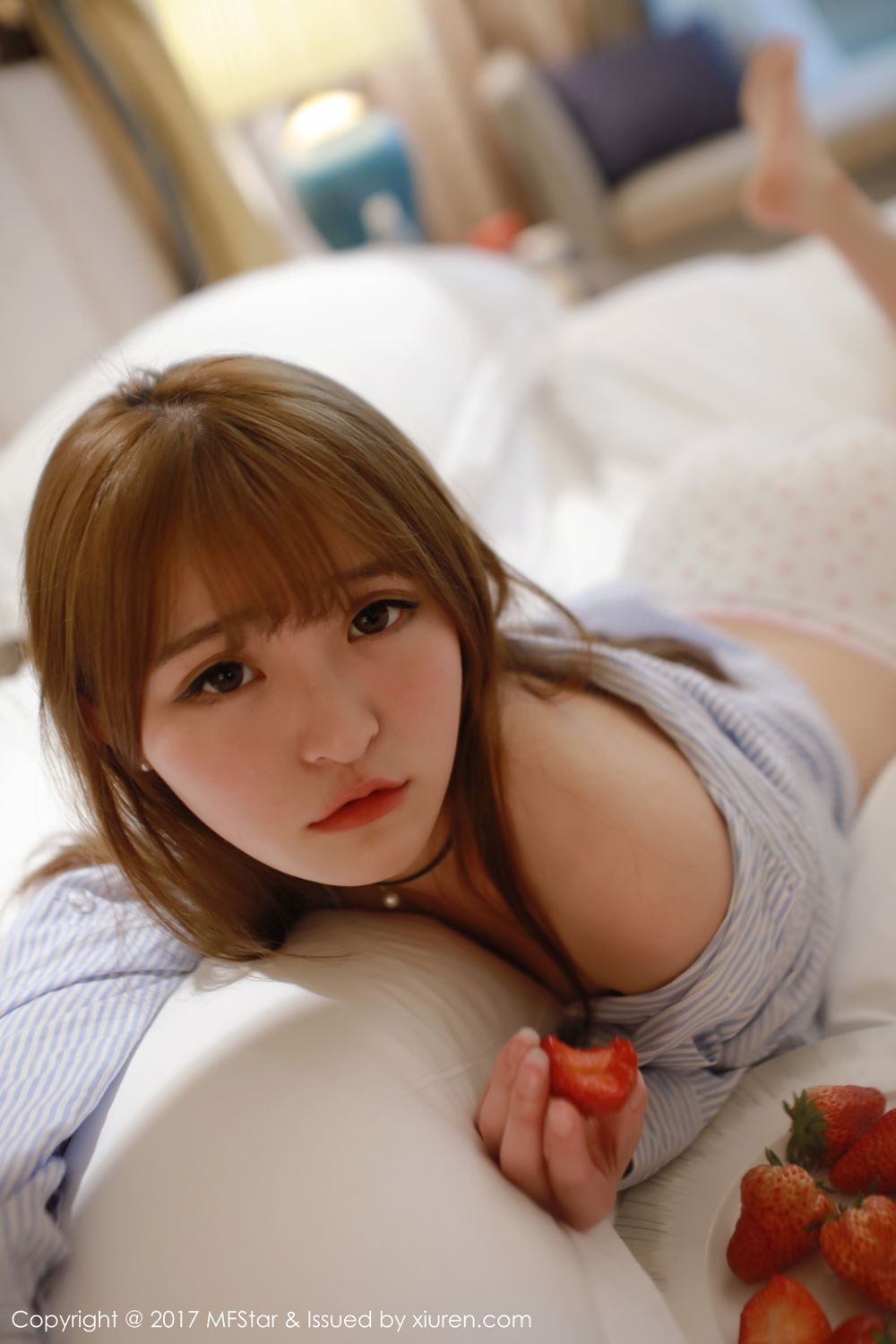 萝莉美女伊小七MoMo 楚楚可怜地吃草莓