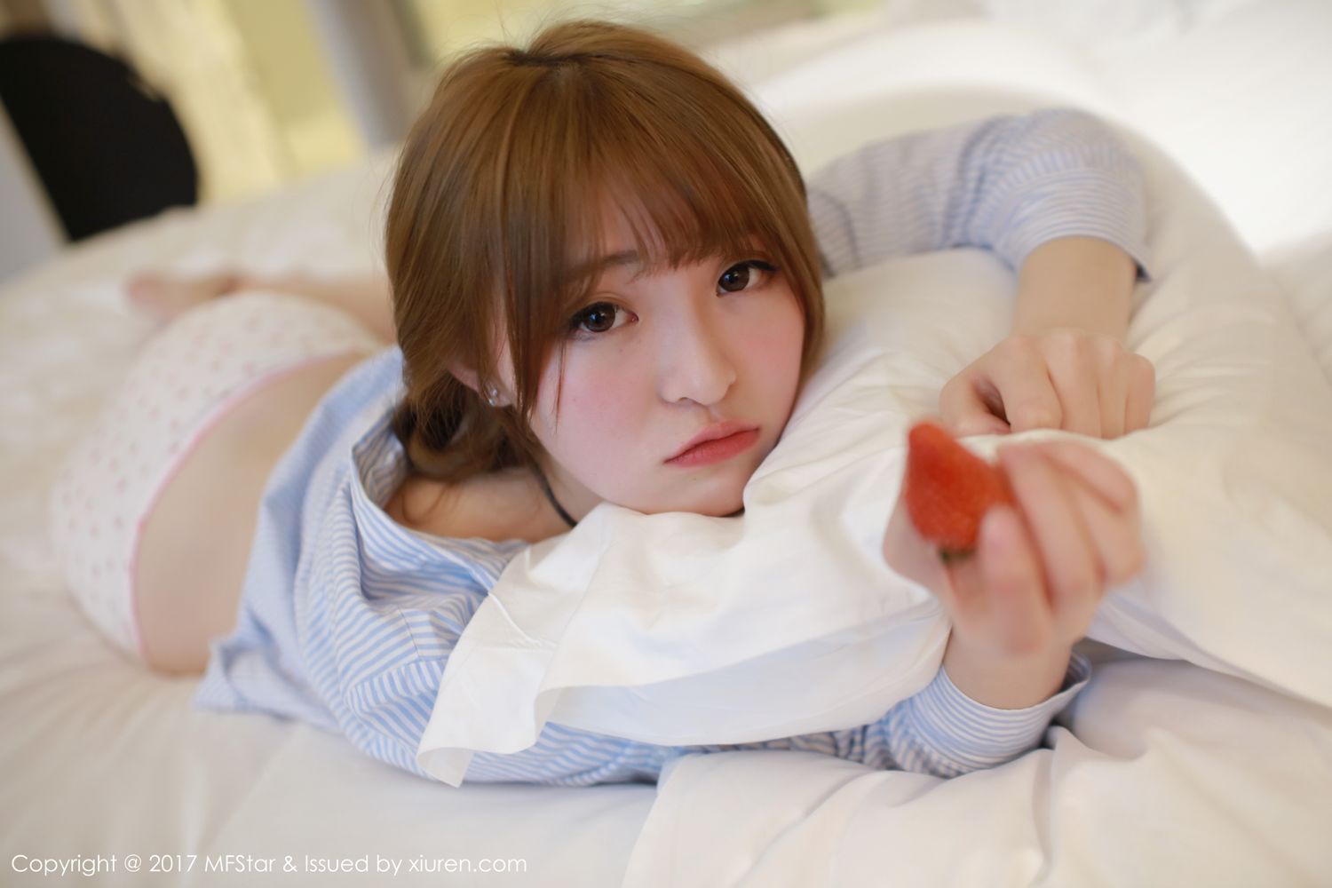 萝莉美女伊小七MoMo 楚楚可怜地吃草莓