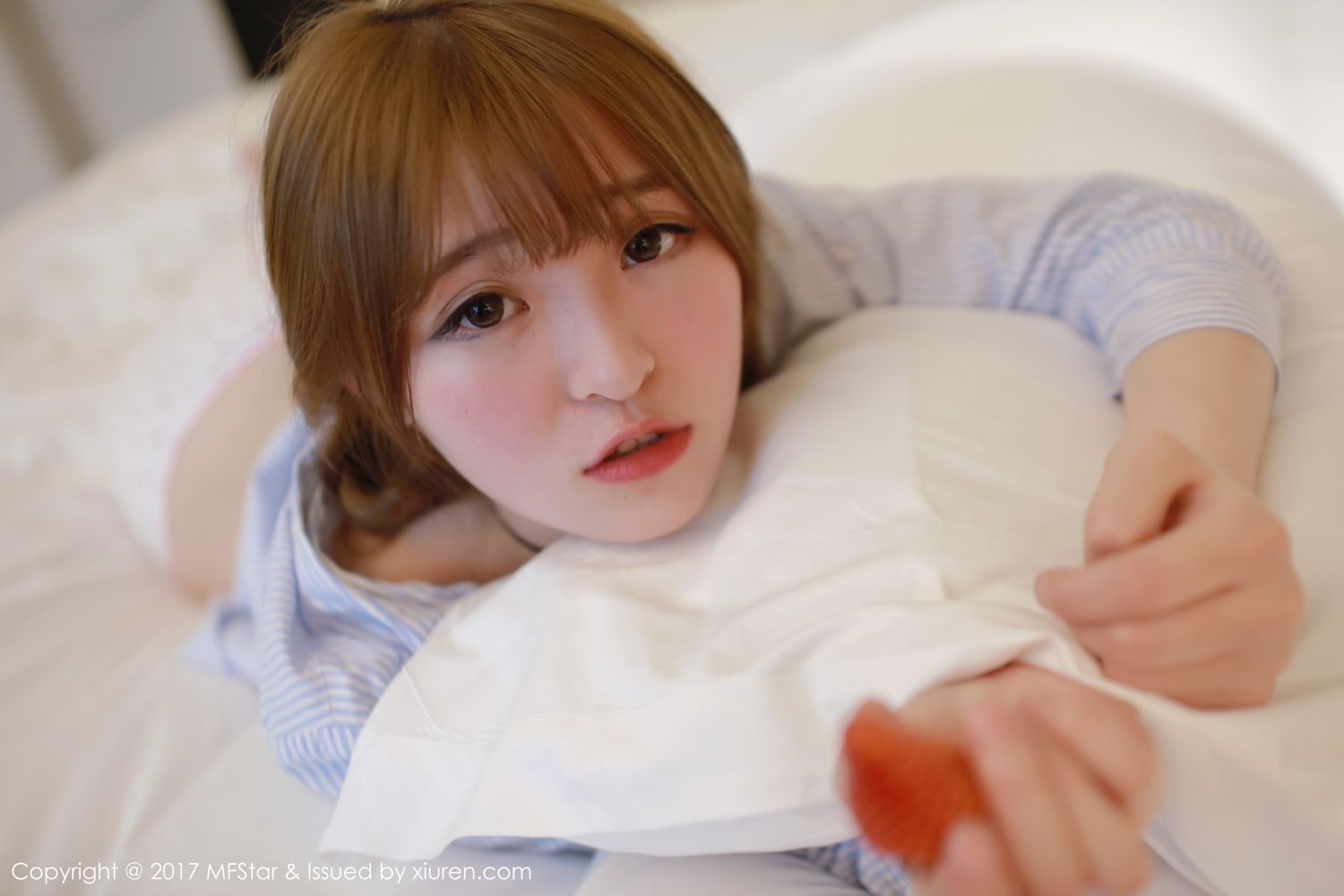萝莉美女伊小七MoMo 楚楚可怜地吃草莓