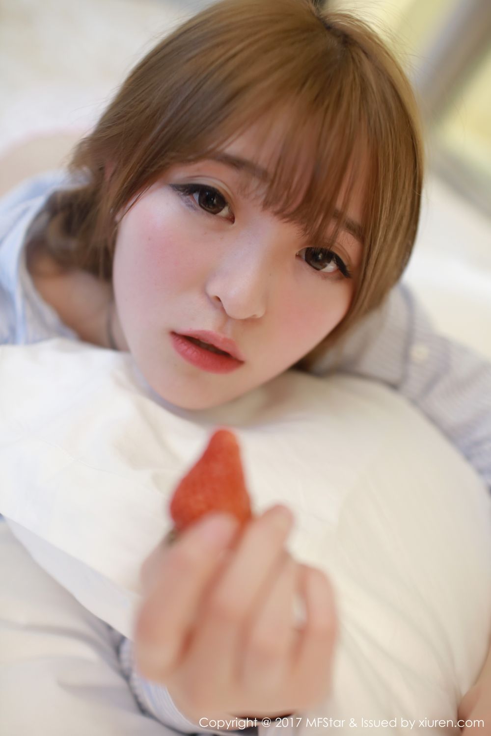 萝莉美女伊小七MoMo 楚楚可怜地吃草莓