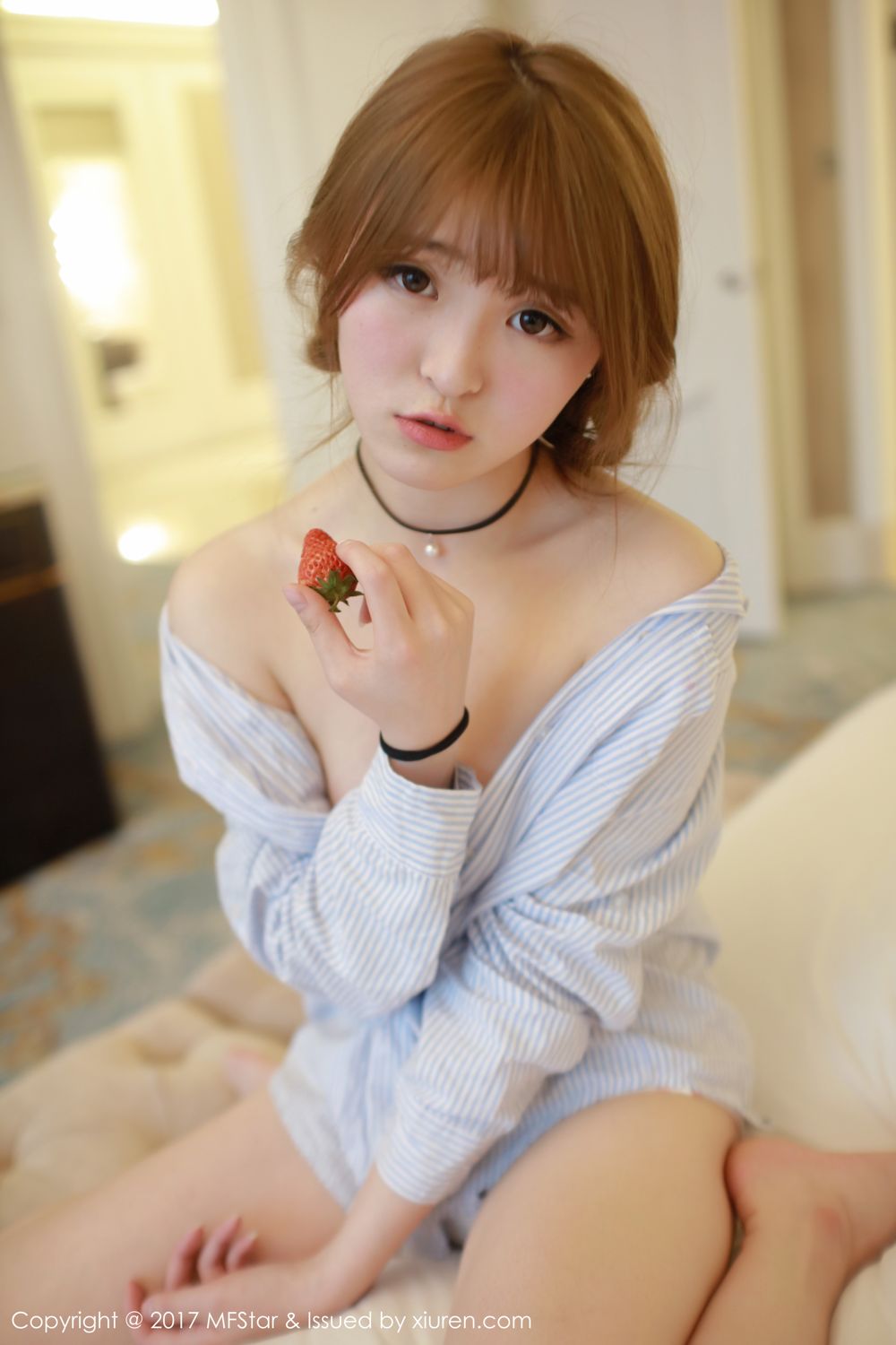 萝莉美女伊小七MoMo 楚楚可怜地吃草莓