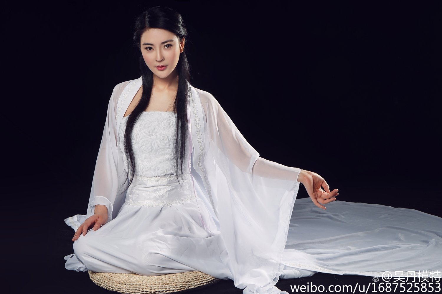 吴丹模特 气质美女复古诱惑写真图