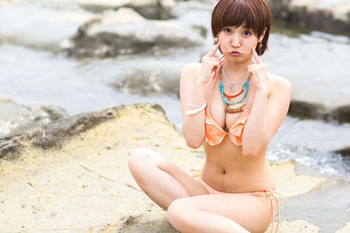 里美黎 短发美少女户外写真图