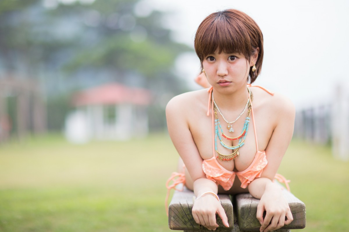 里美黎 短发美少女户外写真图