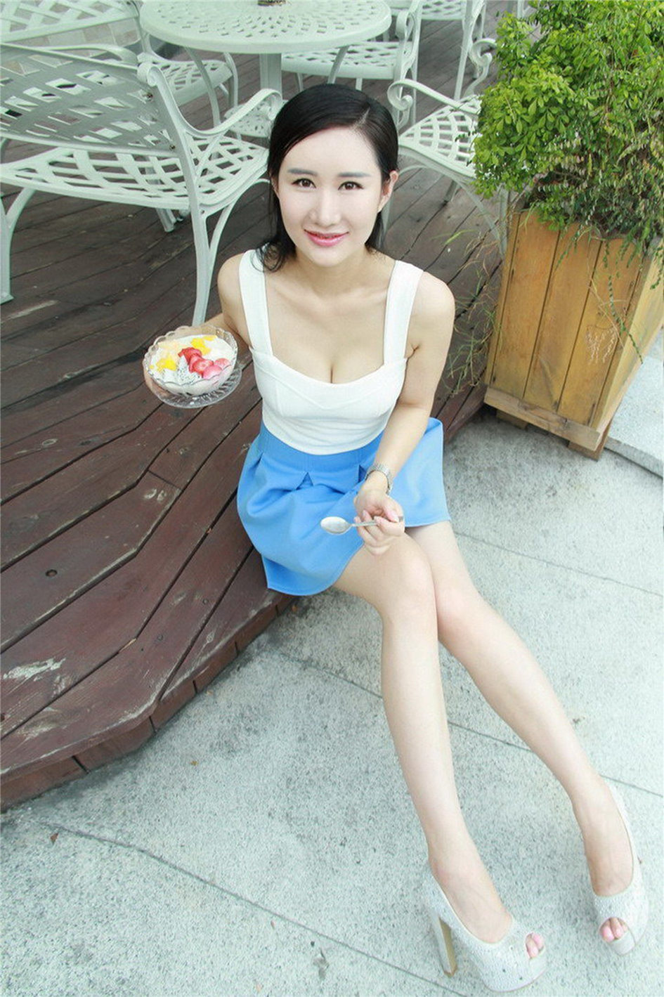 孔含冰 气质非凡车模诱人性感写真图