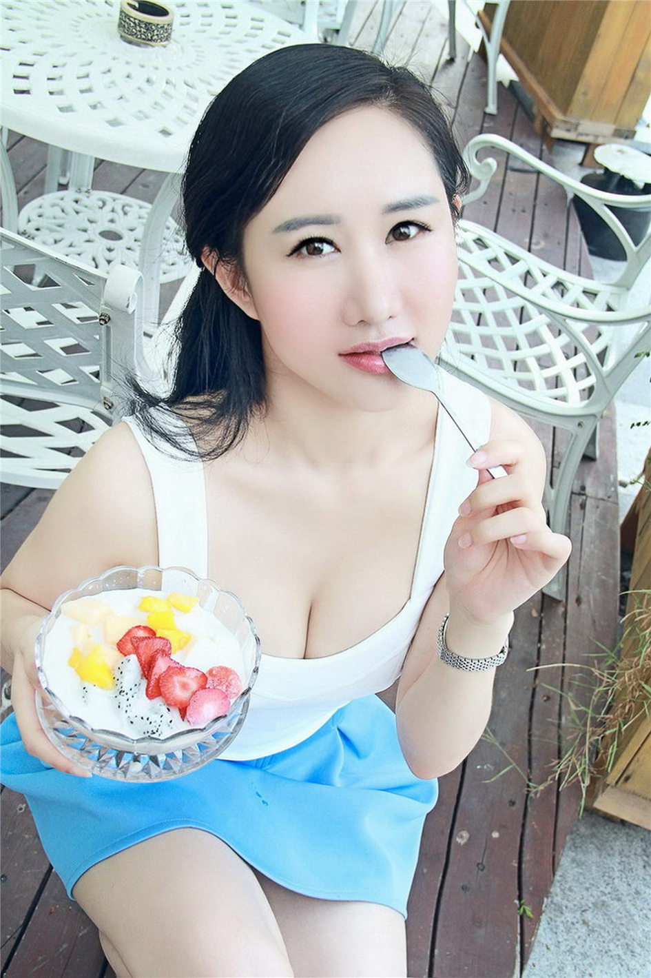 孔含冰 气质非凡车模诱人性感写真图