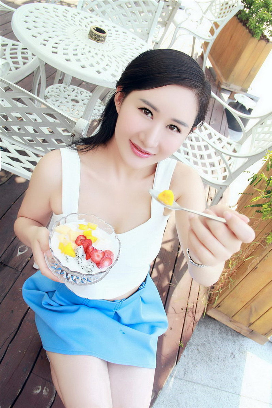 孔含冰 气质非凡车模诱人性感写真图