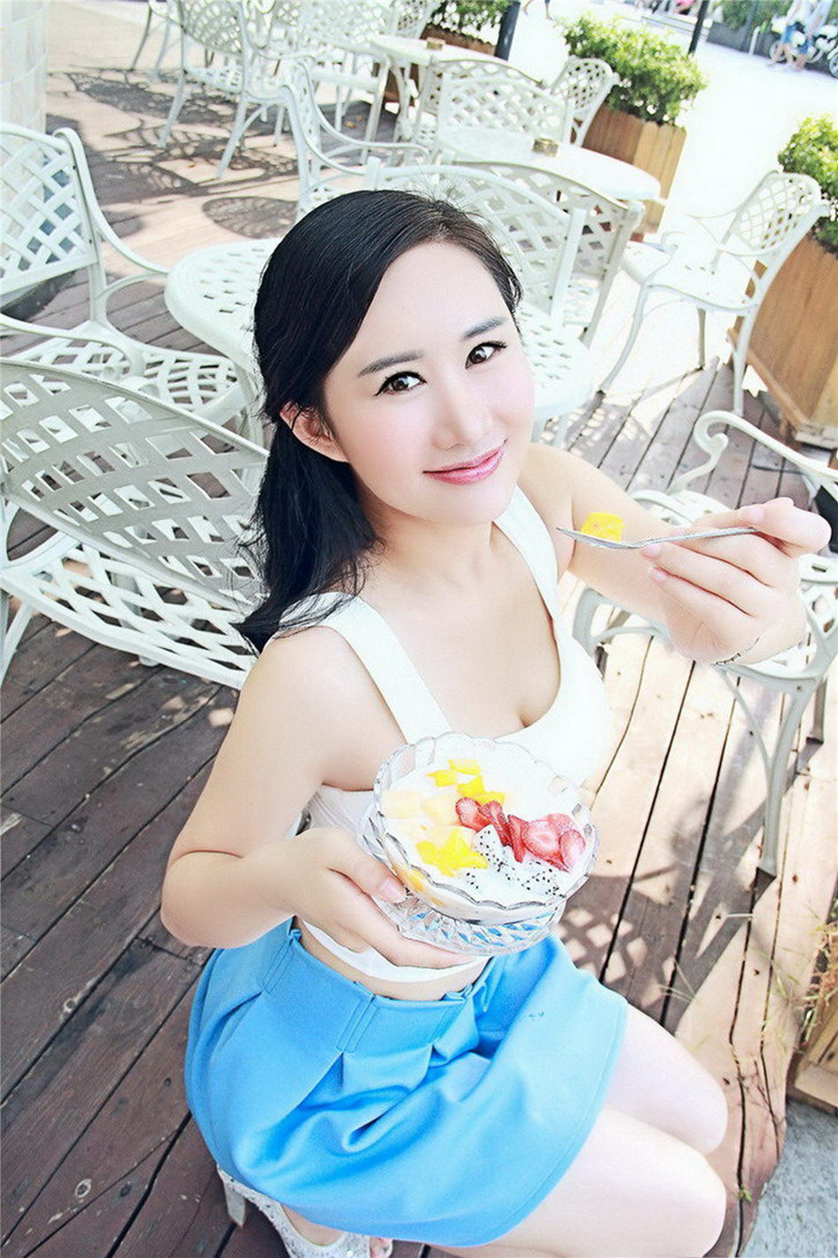 孔含冰 气质非凡车模诱人性感写真图
