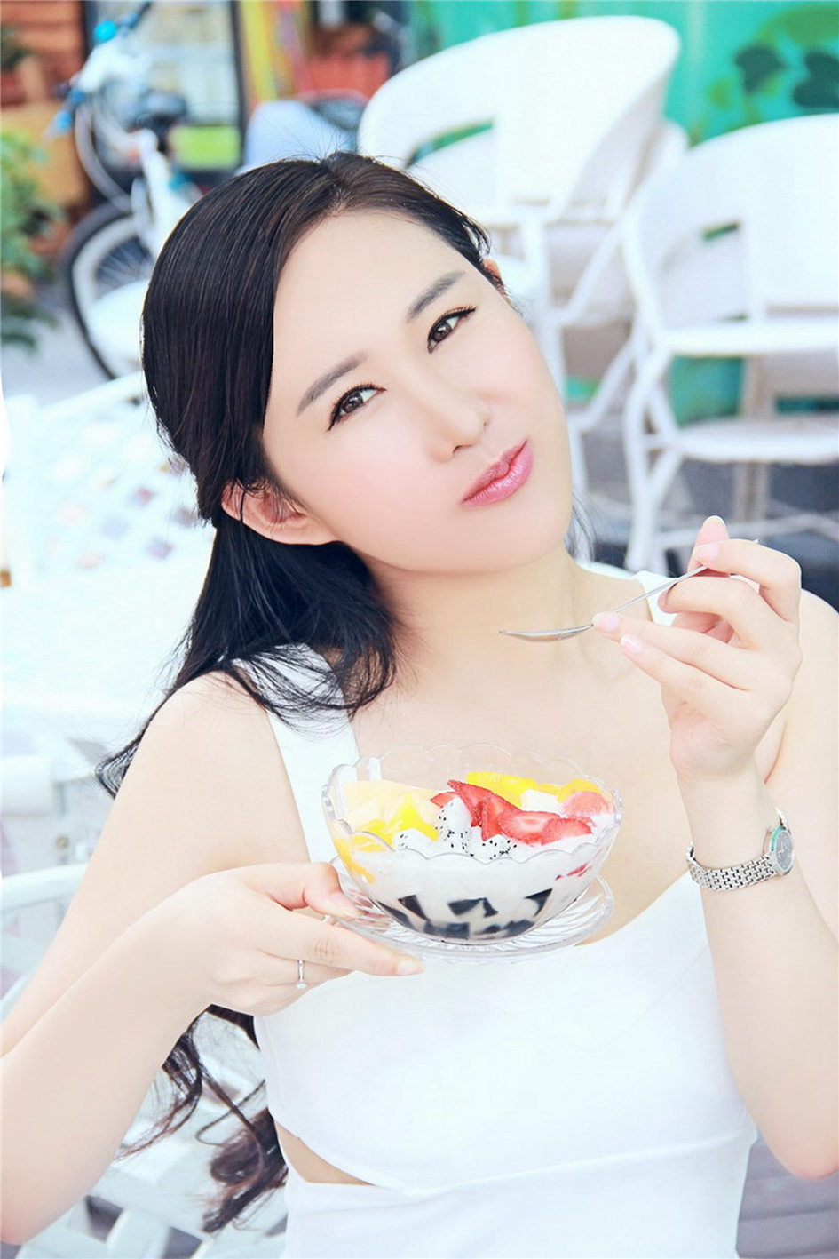 孔含冰 气质非凡车模诱人性感写真图