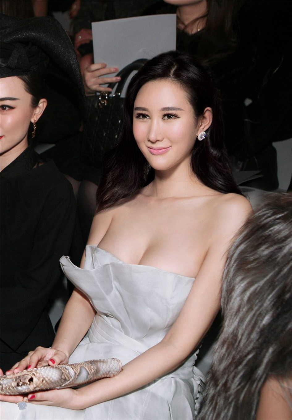 孔含冰 气质非凡车模诱人性感写真图