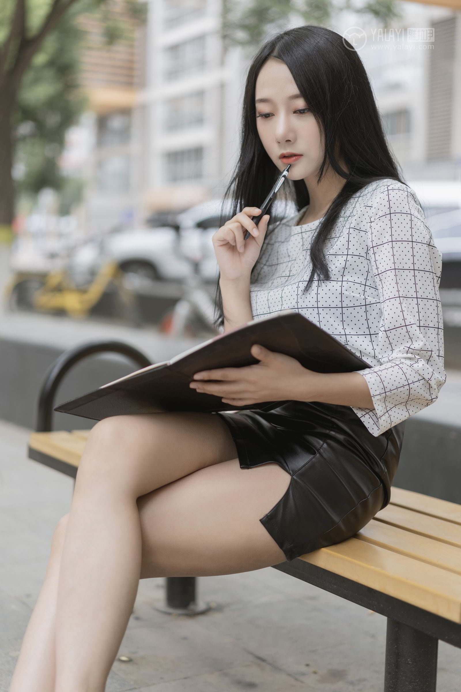 [YALAYI雅拉伊]高清写真图 2019.06.28 Vol.322 女白领的私生活1 何嘉颖