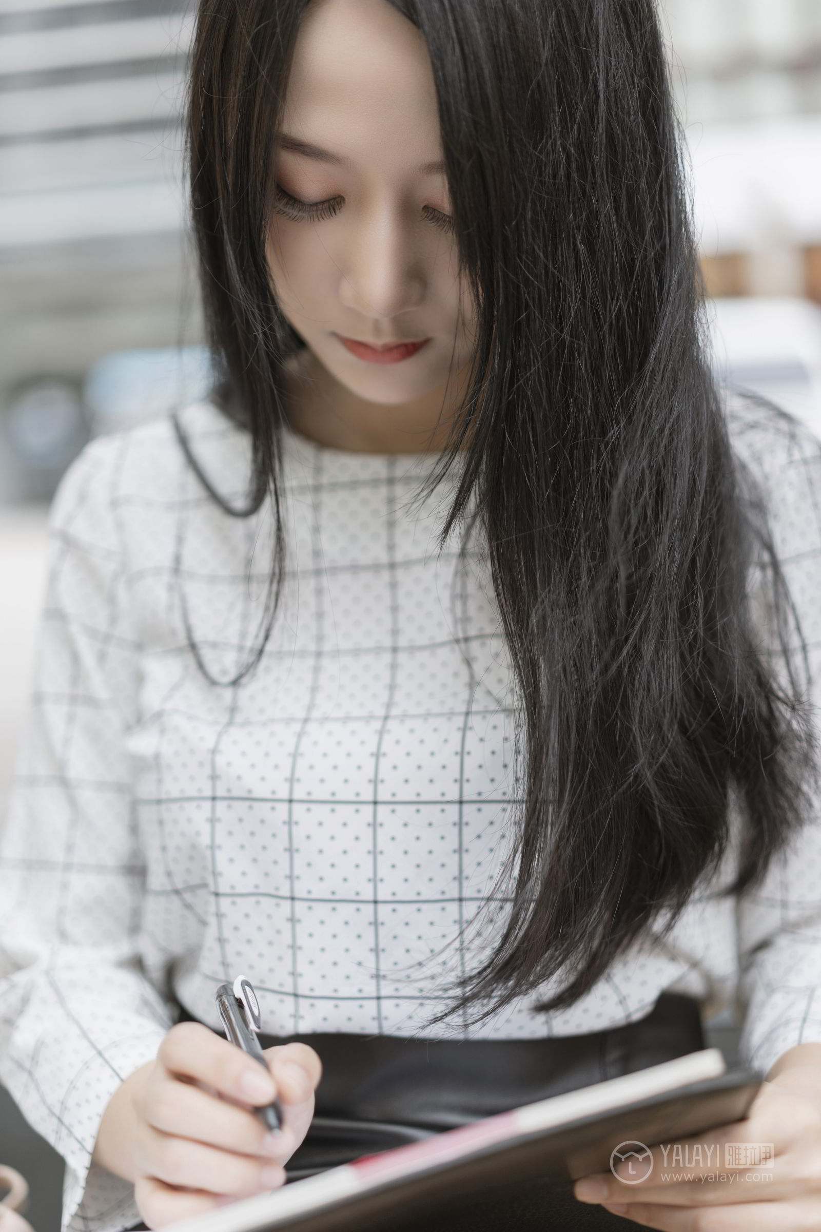 [YALAYI雅拉伊]高清写真图 2019.06.28 Vol.322 女白领的私生活1 何嘉颖