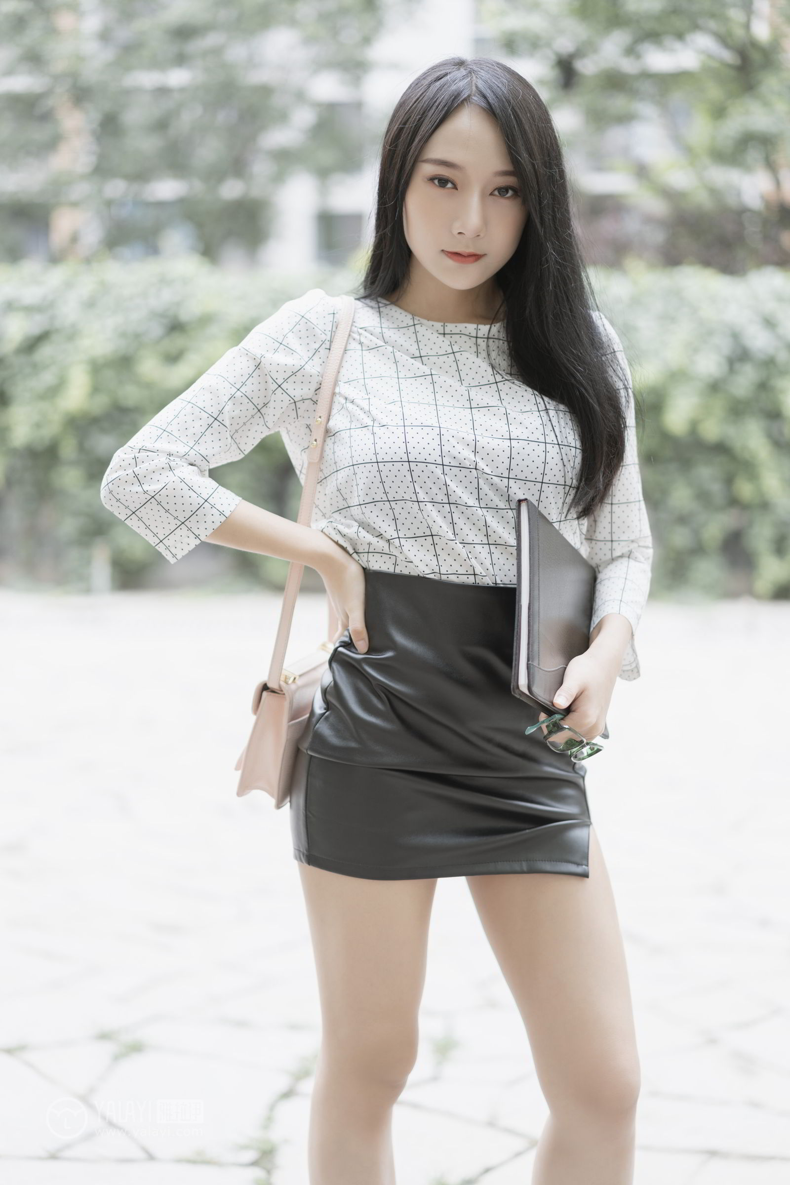 [YALAYI雅拉伊]高清写真图 2019.06.28 Vol.322 女白领的私生活1 何嘉颖