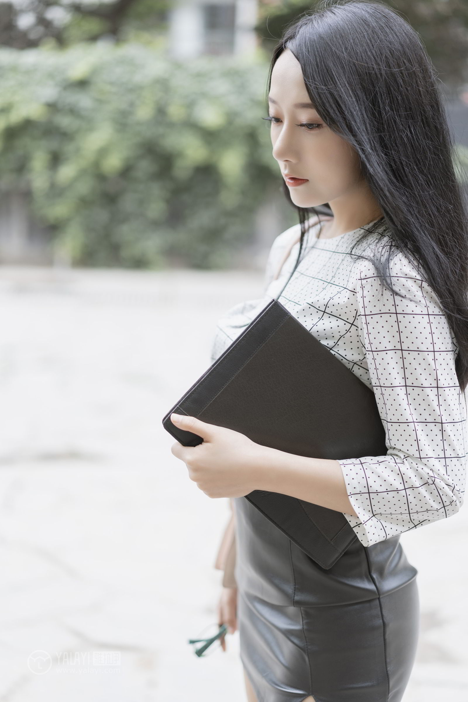 [YALAYI雅拉伊]高清写真图 2019.06.28 Vol.322 女白领的私生活1 何嘉颖