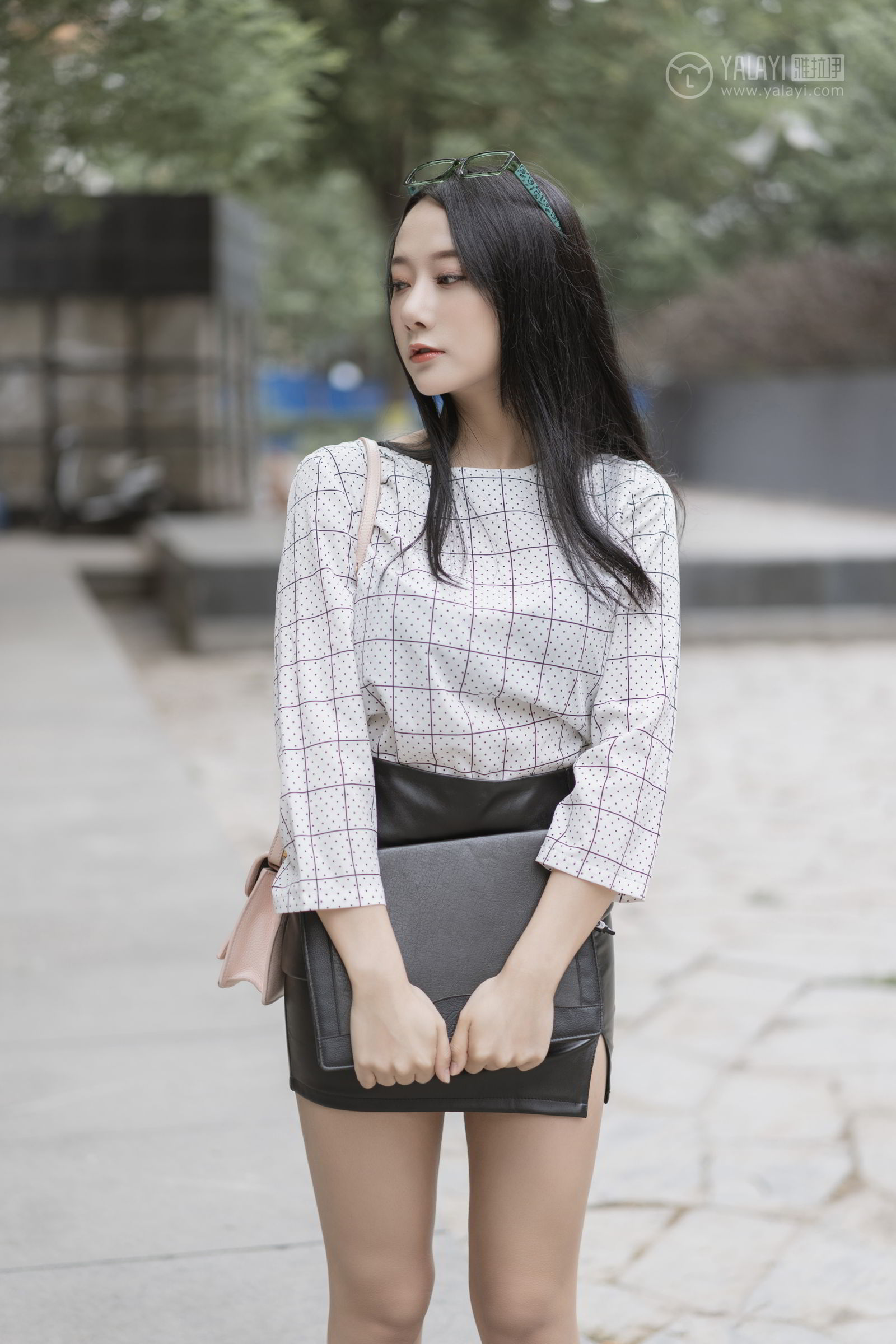 [YALAYI雅拉伊]高清写真图 2019.06.28 Vol.322 女白领的私生活1 何嘉颖