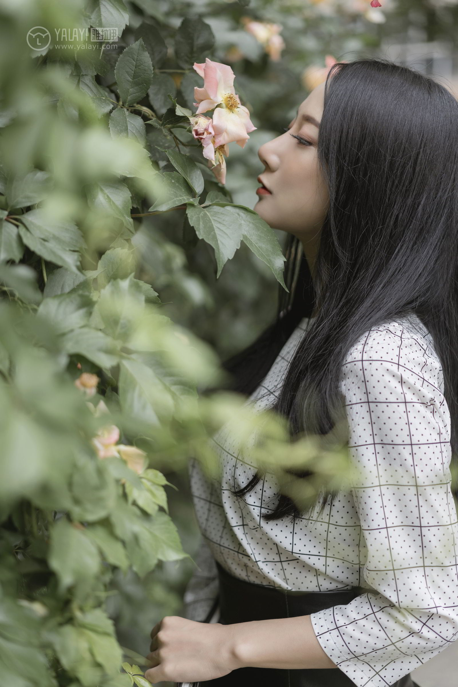 [YALAYI雅拉伊]高清写真图 2019.06.28 Vol.322 女白领的私生活1 何嘉颖