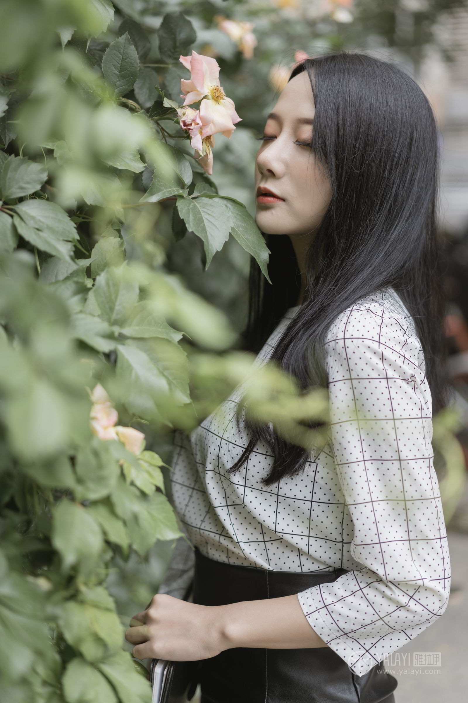 [YALAYI雅拉伊]高清写真图 2019.06.28 Vol.322 女白领的私生活1 何嘉颖