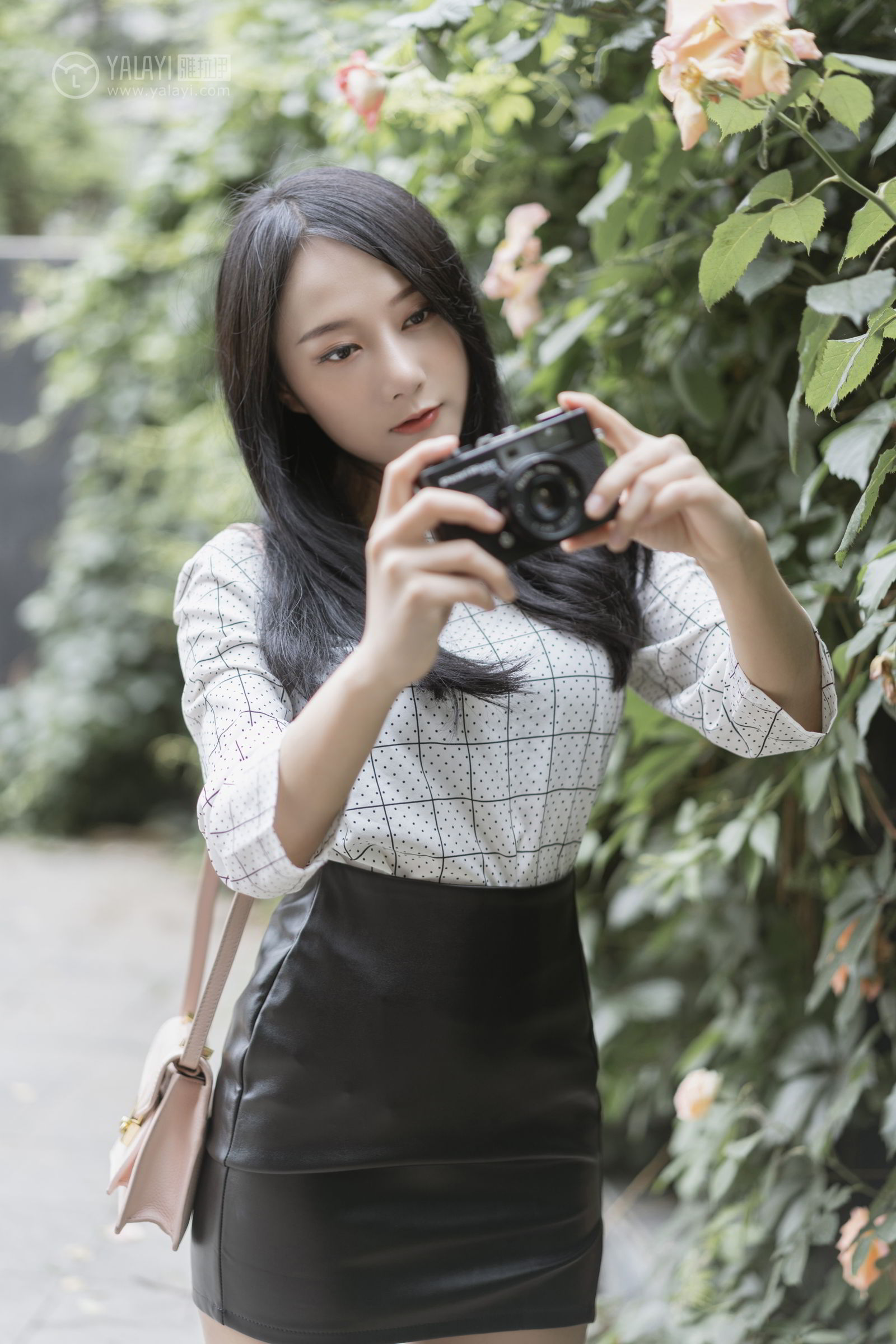[YALAYI雅拉伊]高清写真图 2019.06.28 Vol.322 女白领的私生活1 何嘉颖