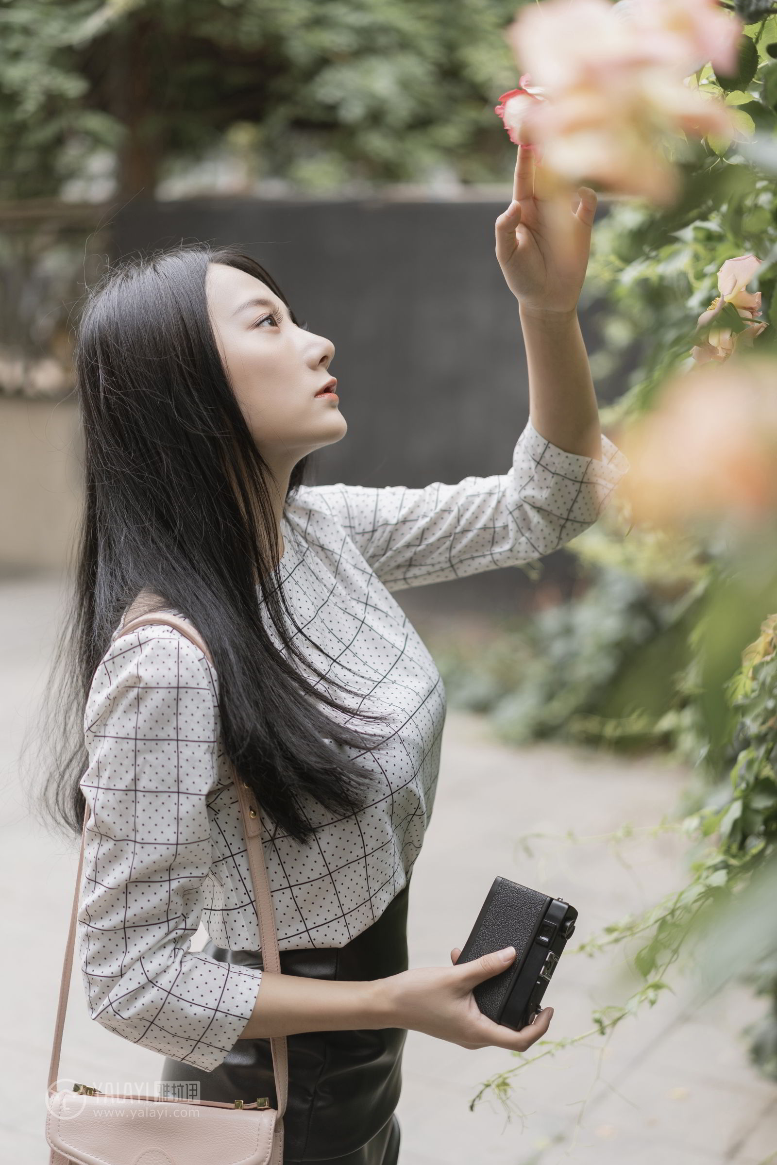 [YALAYI雅拉伊]高清写真图 2019.06.28 Vol.322 女白领的私生活1 何嘉颖