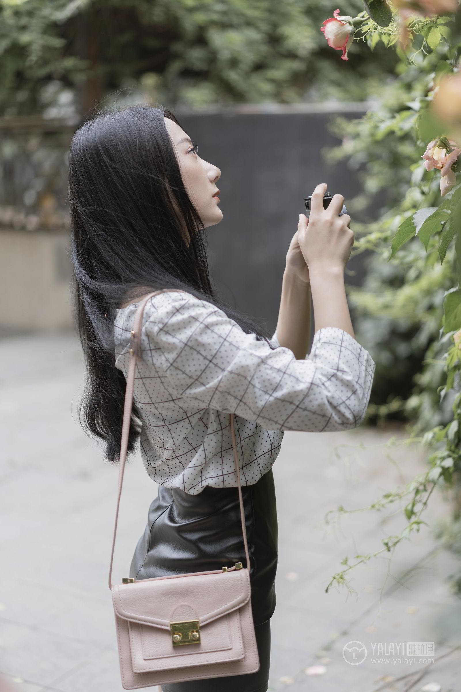 [YALAYI雅拉伊]高清写真图 2019.06.28 Vol.322 女白领的私生活1 何嘉颖