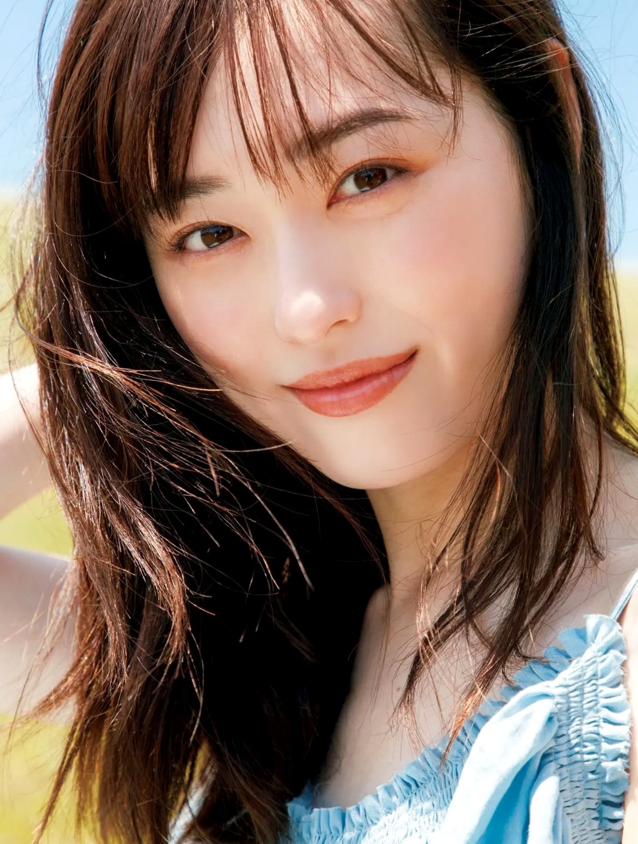 福原遥《gift》写真：日系清新治愈系户外草地泳池美照