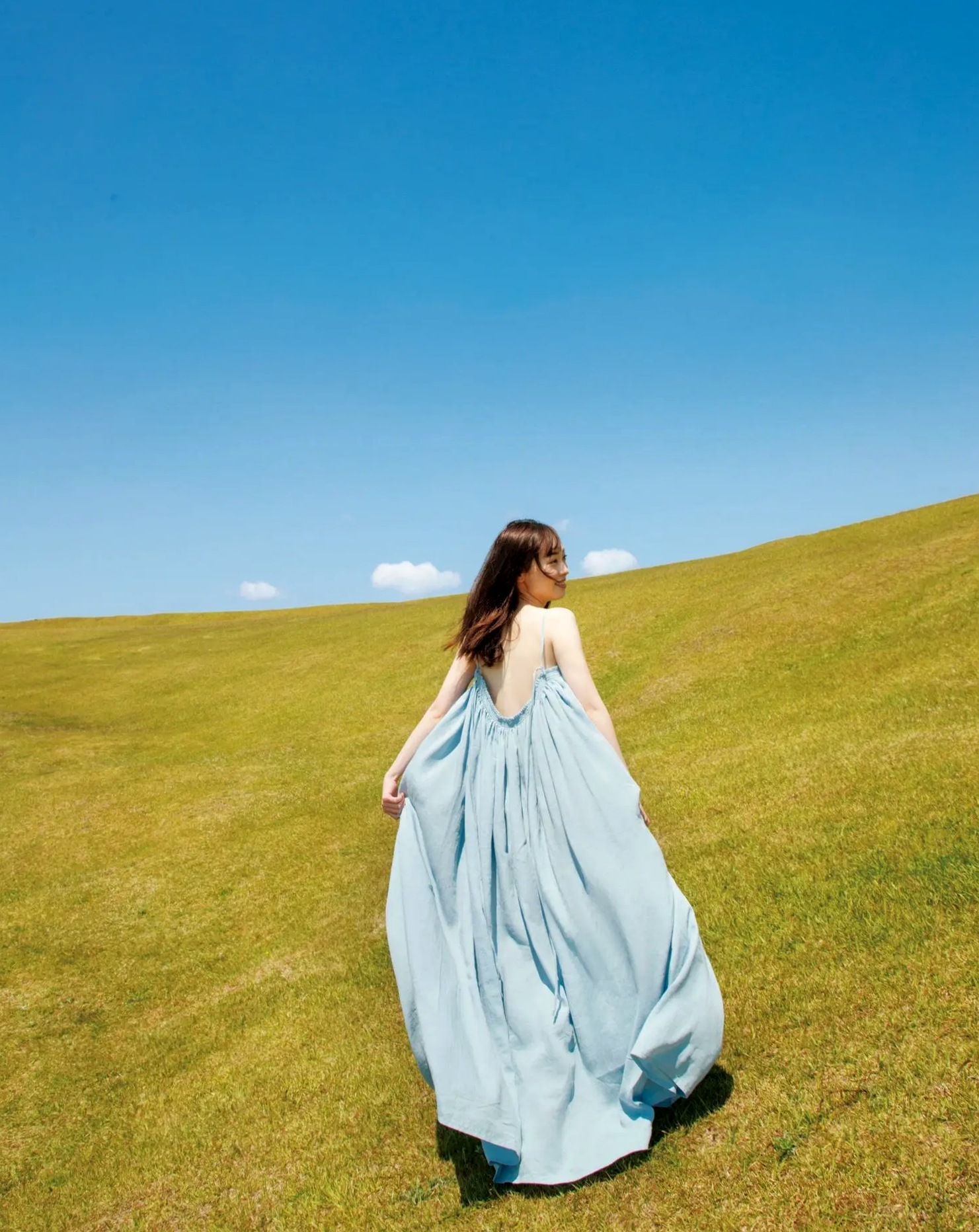 福原遥《gift》写真：日系清新治愈系户外草地泳池美照