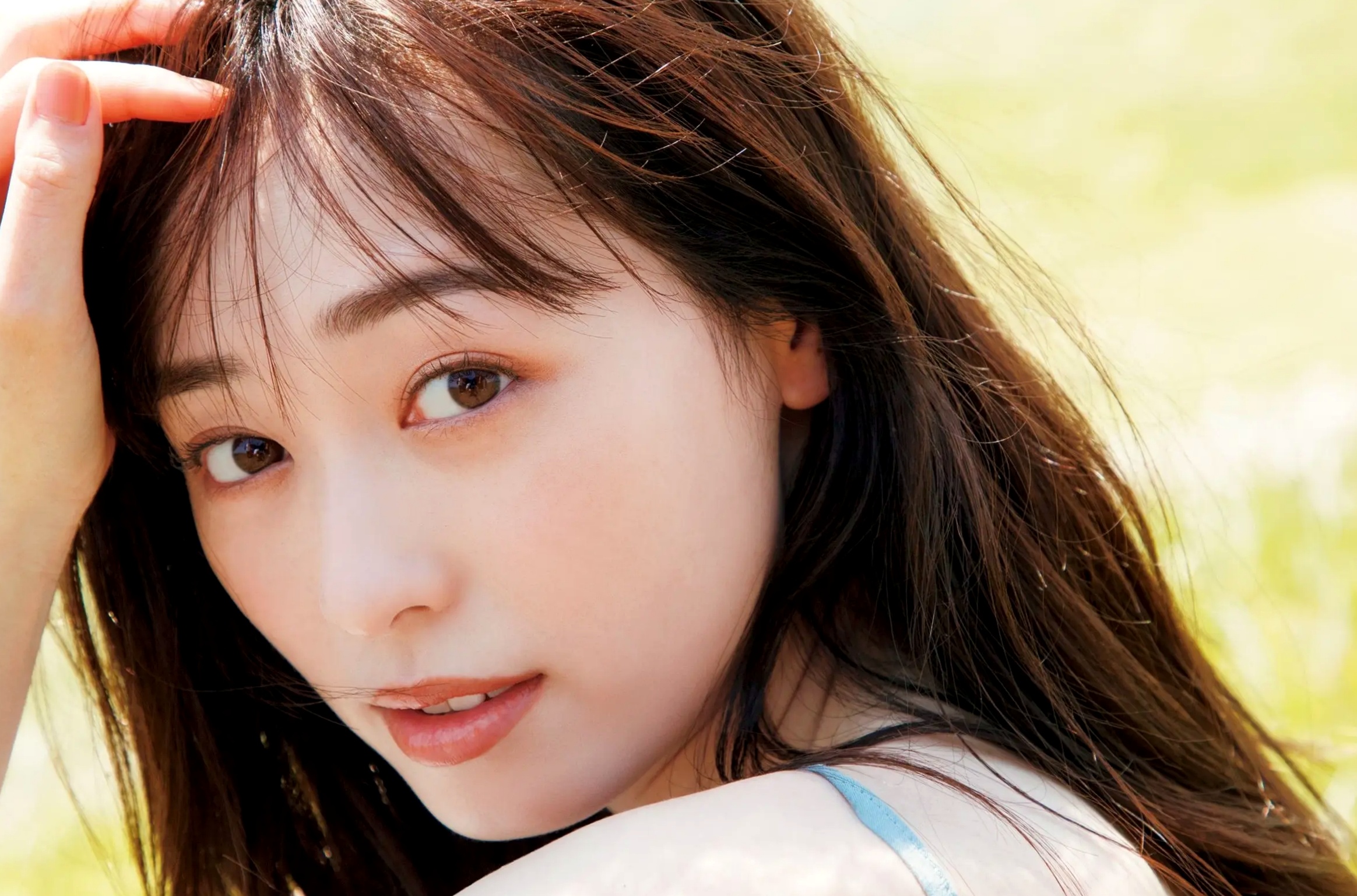 福原遥《gift》写真：日系清新治愈系户外草地泳池美照