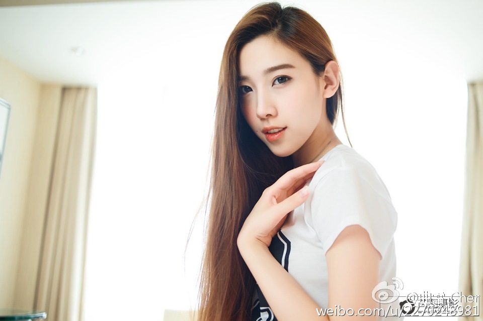 雪儿Cher(曲雪) 微博时尚自拍写真图