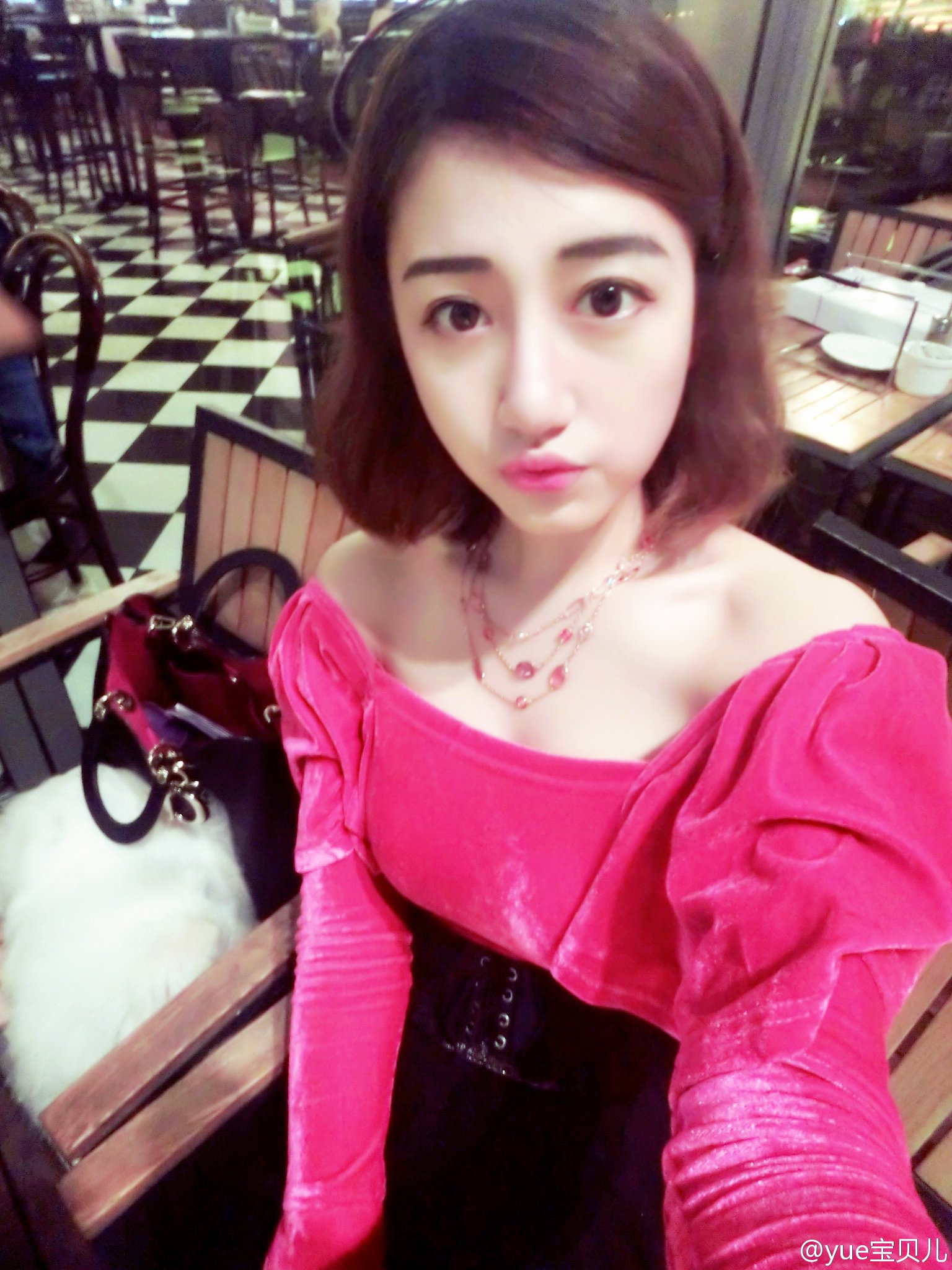 yue宝贝儿(王玥) 清新短发养眼写真图