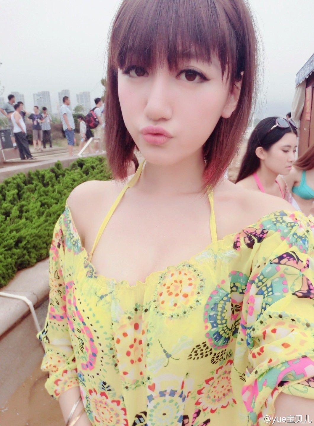 yue宝贝儿(王玥) 清新短发养眼写真图