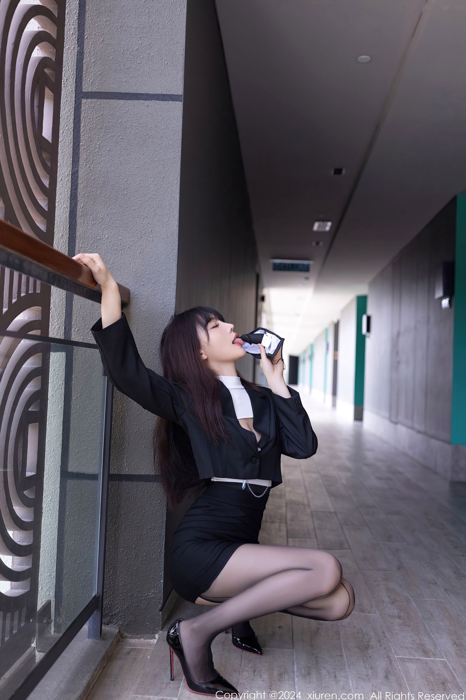 Gallery - XiuRen秀人网 - XiuRen -8627-陆萱萱-极致性感私房大片，绝美身材驾驭吊带黑丝与白T，展现撩人风情-2024.05.30秀人网 - XiuRen 性感私房照黑丝诱惑 萱萱Cecilia女神私房照_秀色女神 - image 2