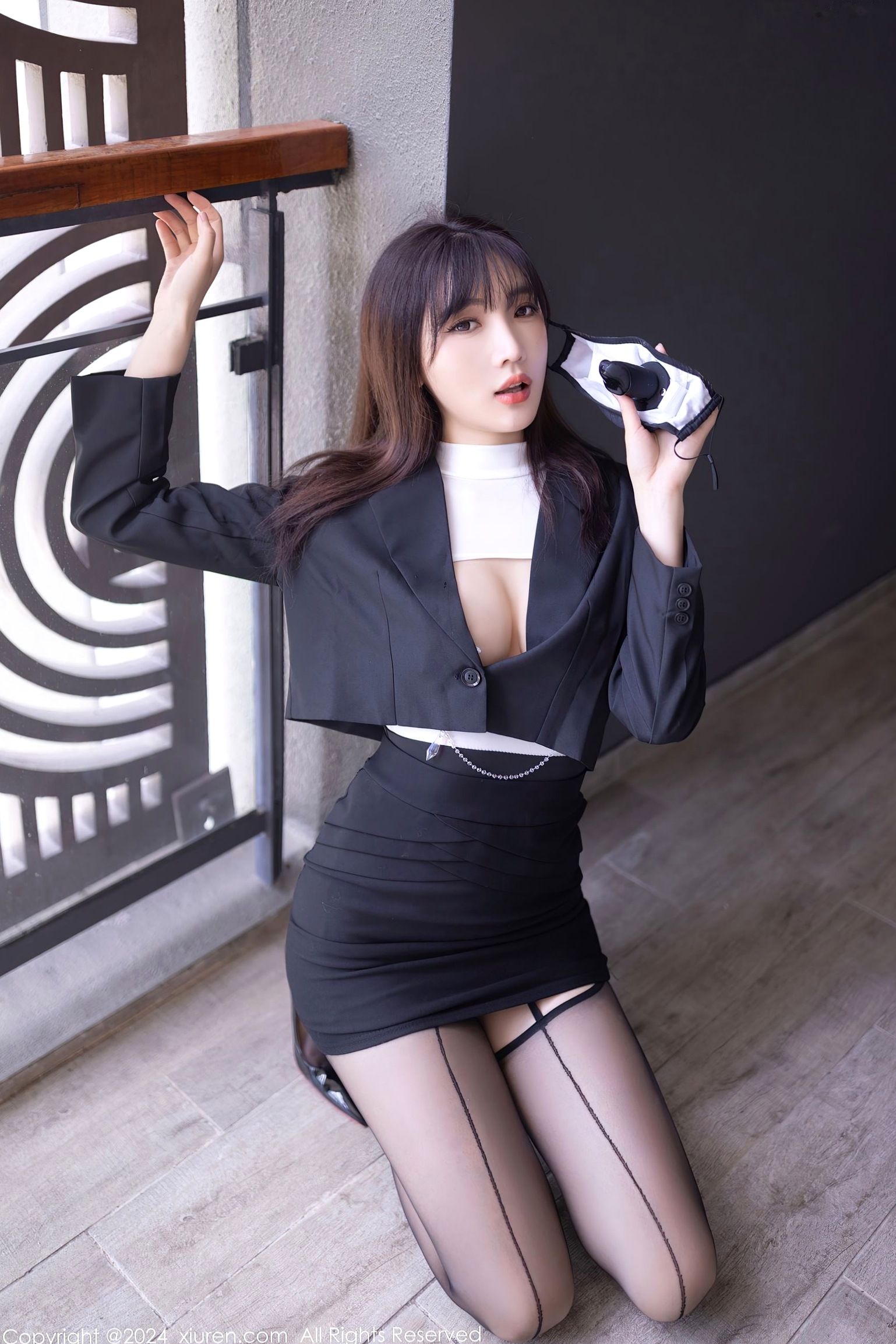 Gallery - XiuRen秀人网 - XiuRen -8627-陆萱萱-极致性感私房大片，绝美身材驾驭吊带黑丝与白T，展现撩人风情-2024.05.30秀人网 - XiuRen 性感私房照黑丝诱惑 萱萱Cecilia女神私房照_秀色女神 - image 5