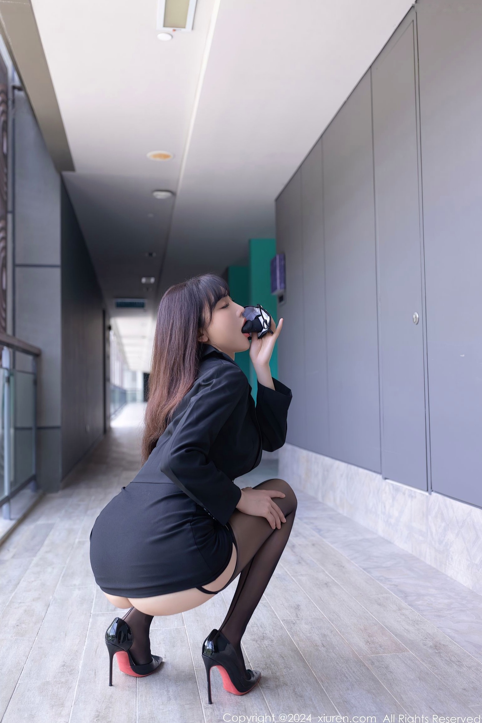 Gallery - XiuRen秀人网 - XiuRen -8627-陆萱萱-极致性感私房大片，绝美身材驾驭吊带黑丝与白T，展现撩人风情-2024.05.30秀人网 - XiuRen 性感私房照黑丝诱惑 萱萱Cecilia女神私房照_秀色女神 - image 11