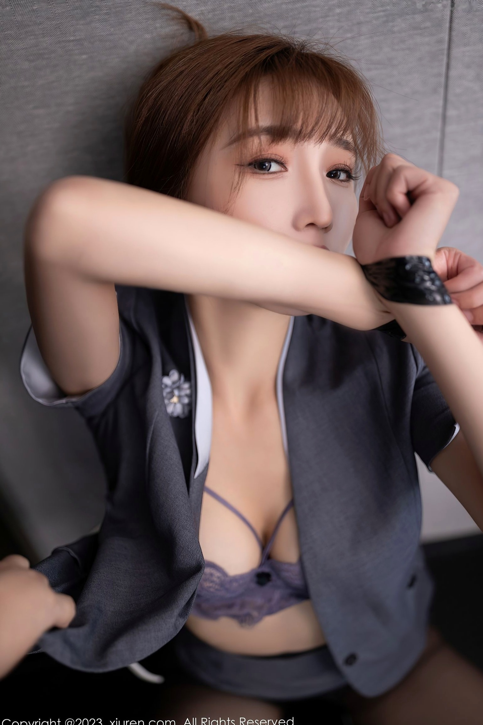 Gallery - 秀人网 - XiuRen 女神陆萱萱：灰色职业装与灰紫色蕾丝内衣诱惑，演绎冷艳职场轻熟风，释放极致迷人气息秀人网 - XiuRen 诱惑私房照制服气质 萱萱Cecilia女神私房照_秀色女神 - image 6