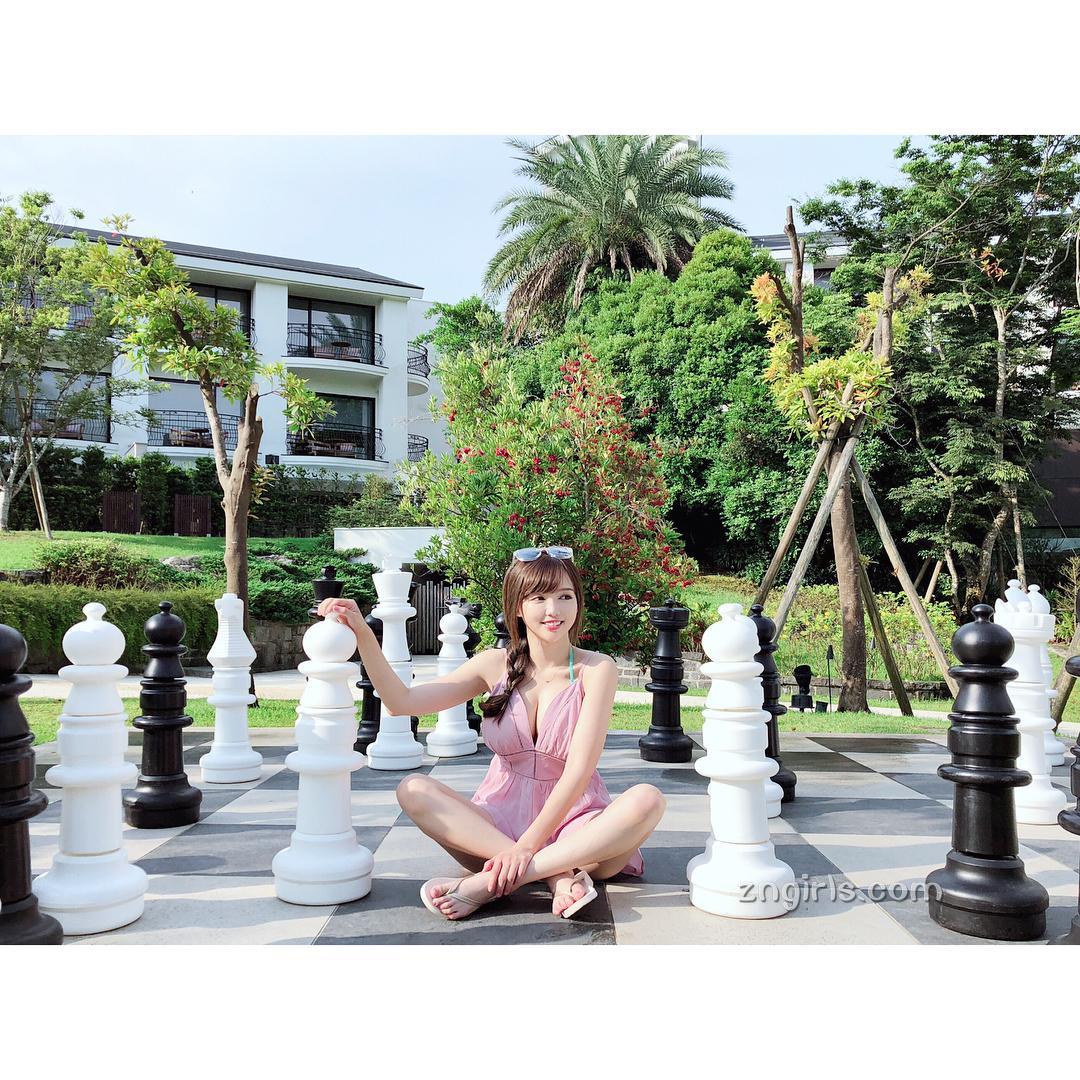 丘涵Joanne最新比基尼照 超完美身材真在太不科学