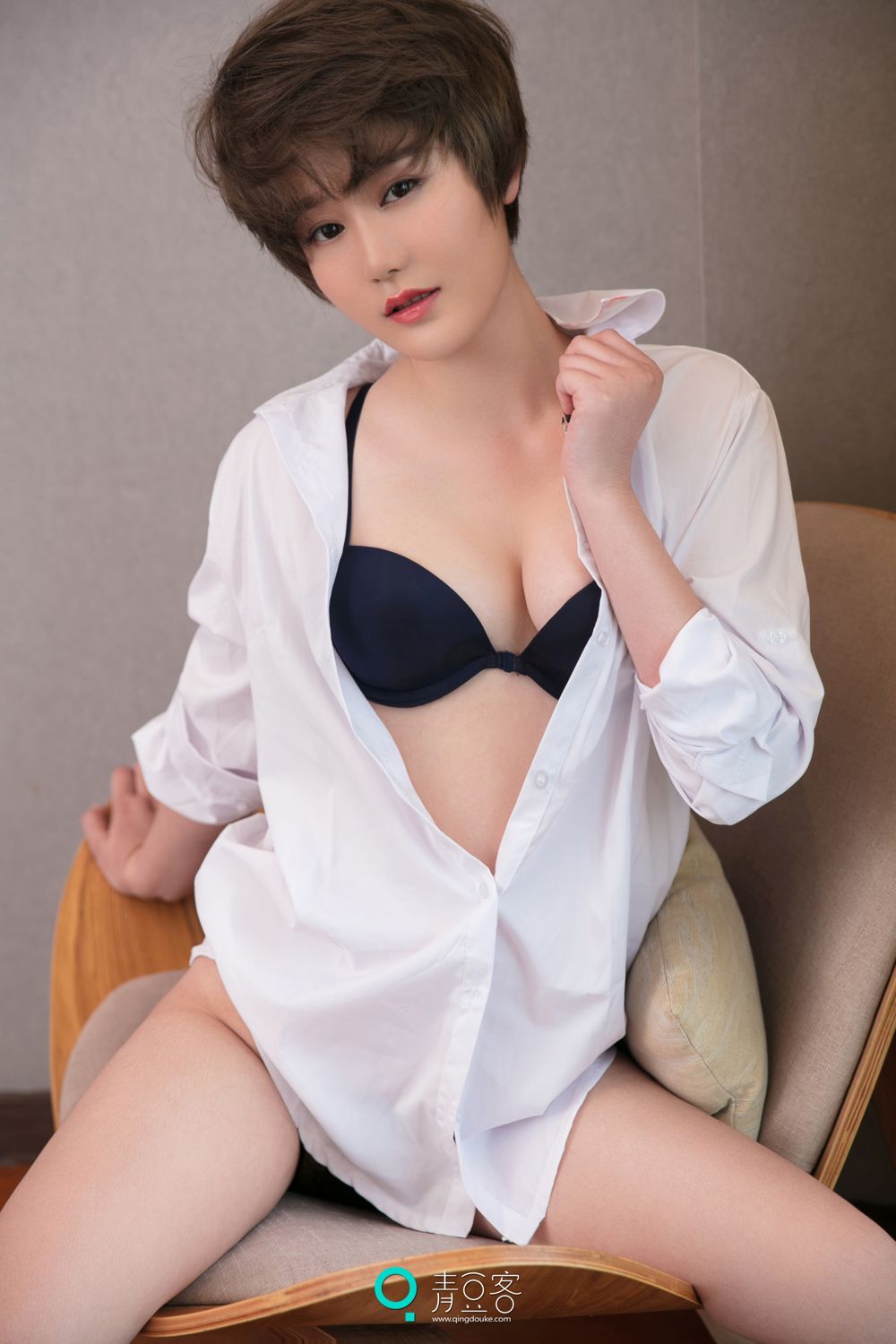 青豆短发美女瑶瑶 黑色吊带妩媚气质