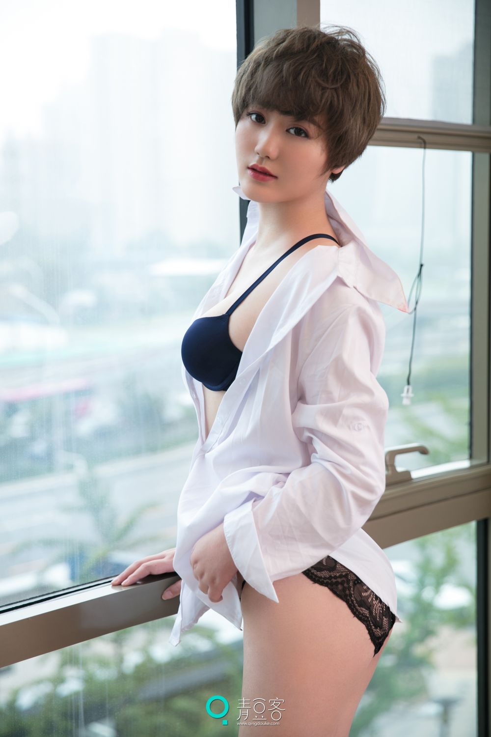 青豆短发美女瑶瑶 黑色吊带妩媚气质